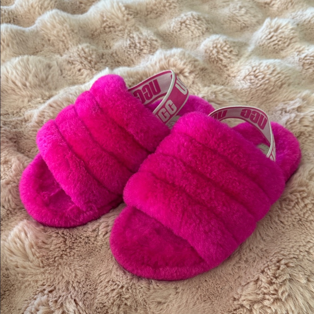 Girls UGG Fuchsia Fluffy Slides
